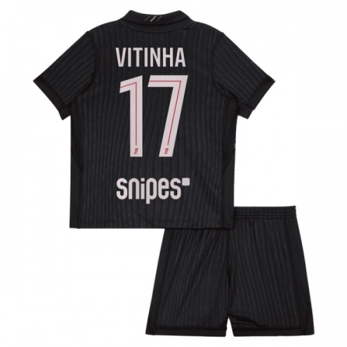 Officiële Voetbalshirt + Korte Broek Paris Saint-Germain Vitinha 17 Vierde Jordan 2025-26 - Kids Officiële Voetbalshirt + Korte Broek Paris Saint-Germain Vitinha 17 Vierde Jordan 2025-26 - Kids
