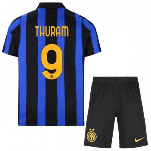 Officiële Voetbalshirt + Korte Broek Inter Milan Thuram 9 Thuis 2026-27 - Kids Officiële Voetbalshirt + Korte Broek Inter Milan Thuram 9 Thuis 2026-27 - Kids